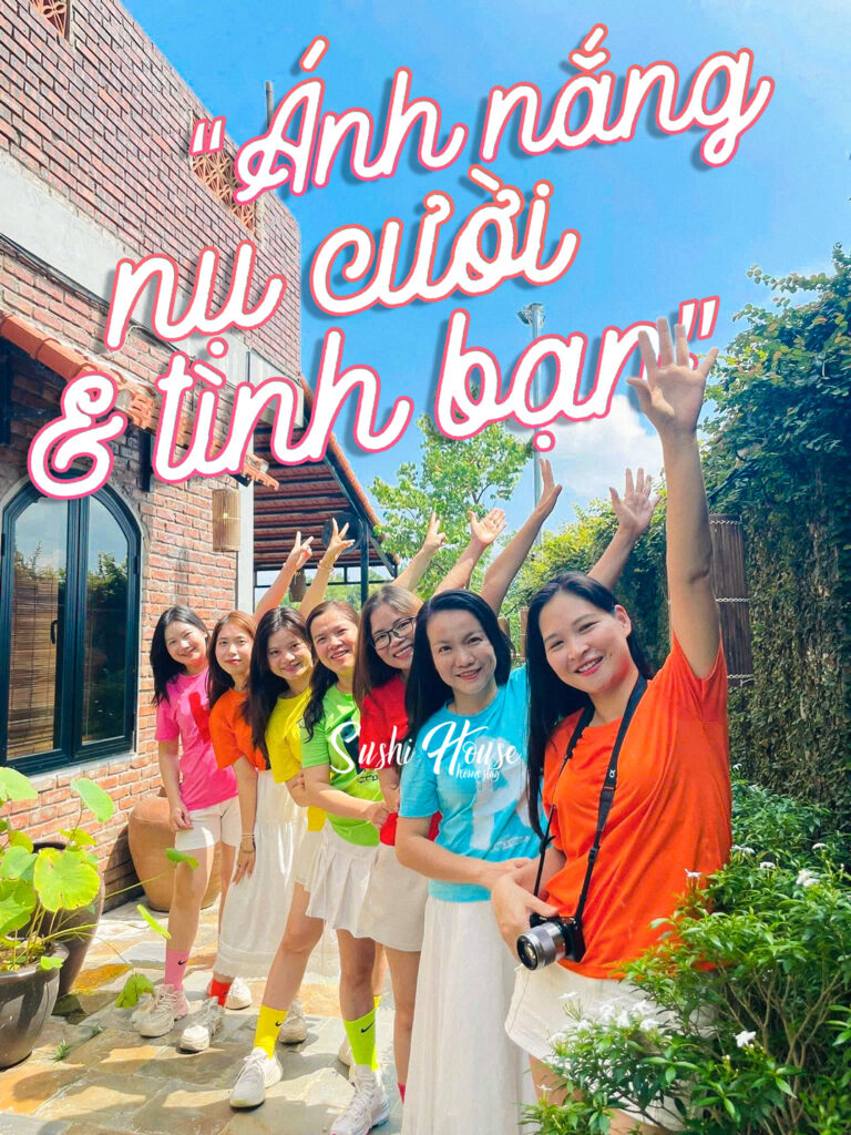 Nhóm bạn thân tạo dáng vui vẻ bên hành lang gạch của homestay phong cách Địa Trung Hải, không gian xanh mát, lý tưởng để nghỉ dưỡng và chụp ảnh.